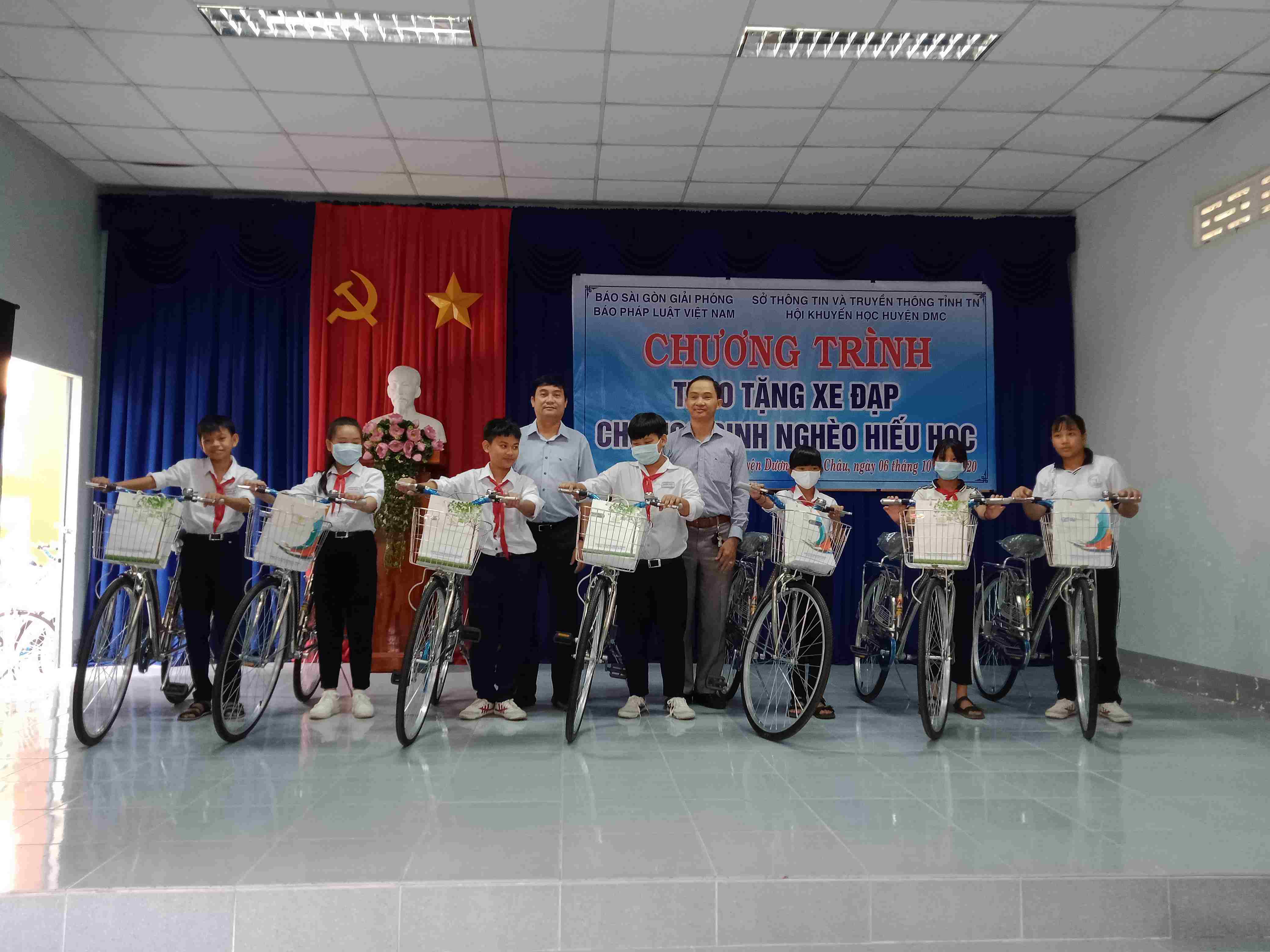 Huyện Dương Minh Châu: Trao học bổng xe đạp cho học sinh nghèo hiếu học